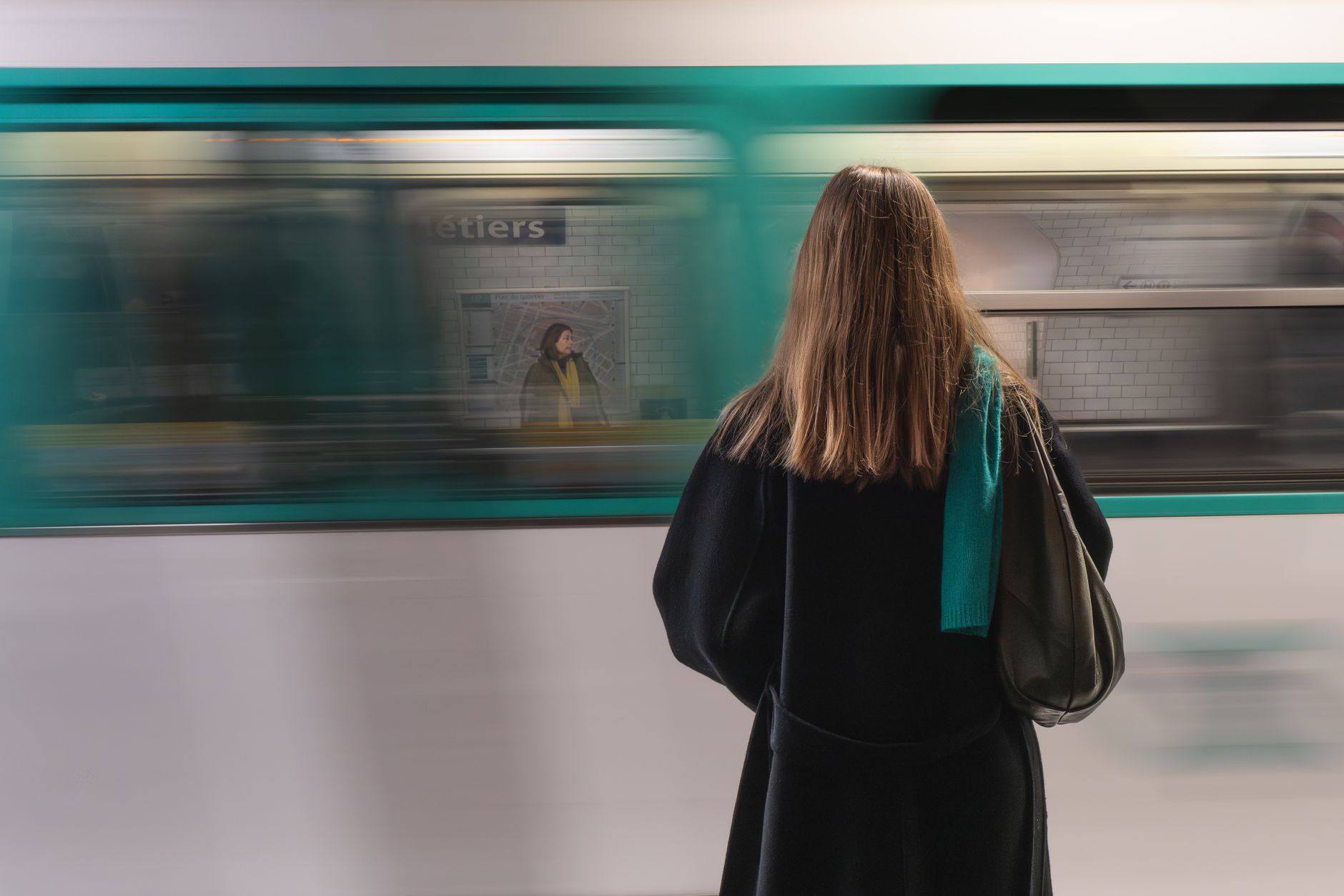 Persona in movimento su una banchina