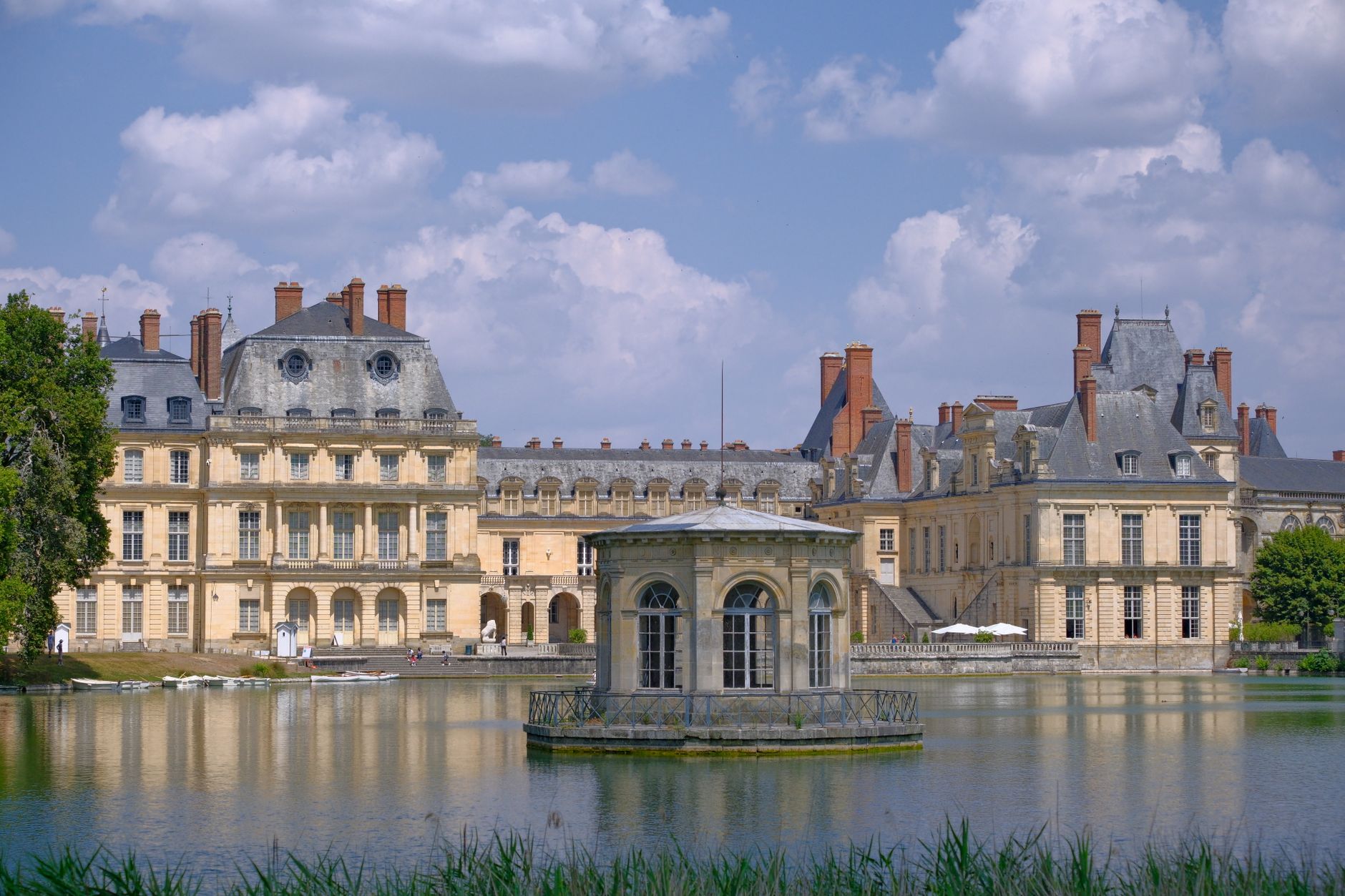 Edificio storico riflesso in un lago